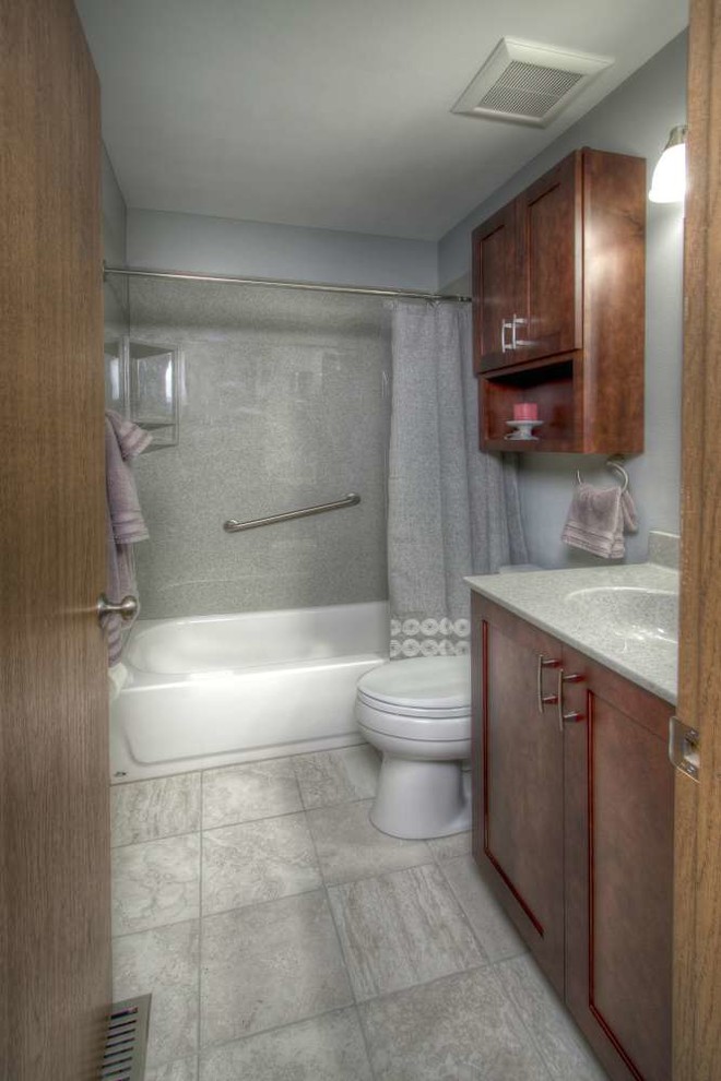 Exemple d'une salle d'eau chic en bois foncé de taille moyenne avec un placard à porte shaker, une baignoire en alcôve, un combiné douche/baignoire, un mur gris, un sol en ardoise, un lavabo intégré et un plan de toilette en onyx.