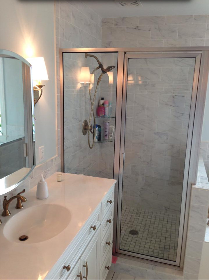 Пример оригинального дизайна: маленькая главная ванная комната в стиле неоклассика (современная классика) с фасадами с утопленной филенкой, белыми фасадами, серой плиткой, плиткой кабанчик, столешницей из плитки, гидромассажной ванной, угловым душем, раздельным унитазом, синими стенами, монолитной раковиной и полом из керамической плитки для на участке и в саду