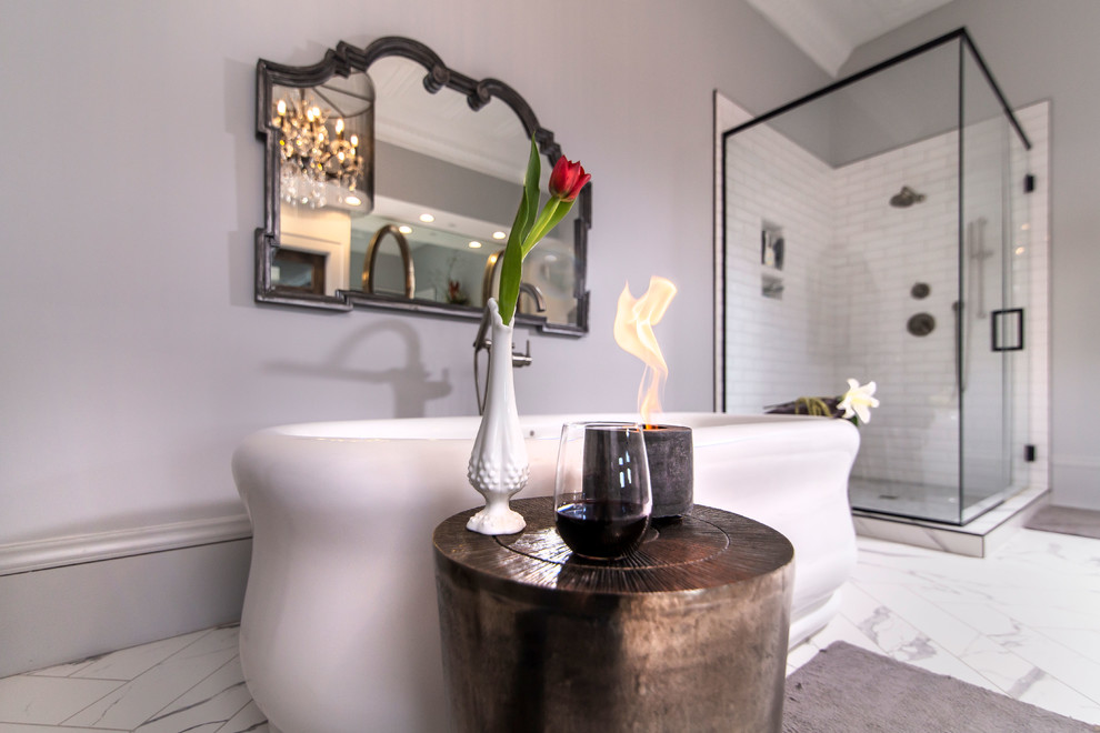 Стильный дизайн: большая ванная комната в современном стиле с серыми фасадами, отдельно стоящей ванной, угловым душем, серой плиткой, плиткой кабанчик, серыми стенами, мраморным полом, настольной раковиной, белым полом и душем с распашными дверями - последний тренд