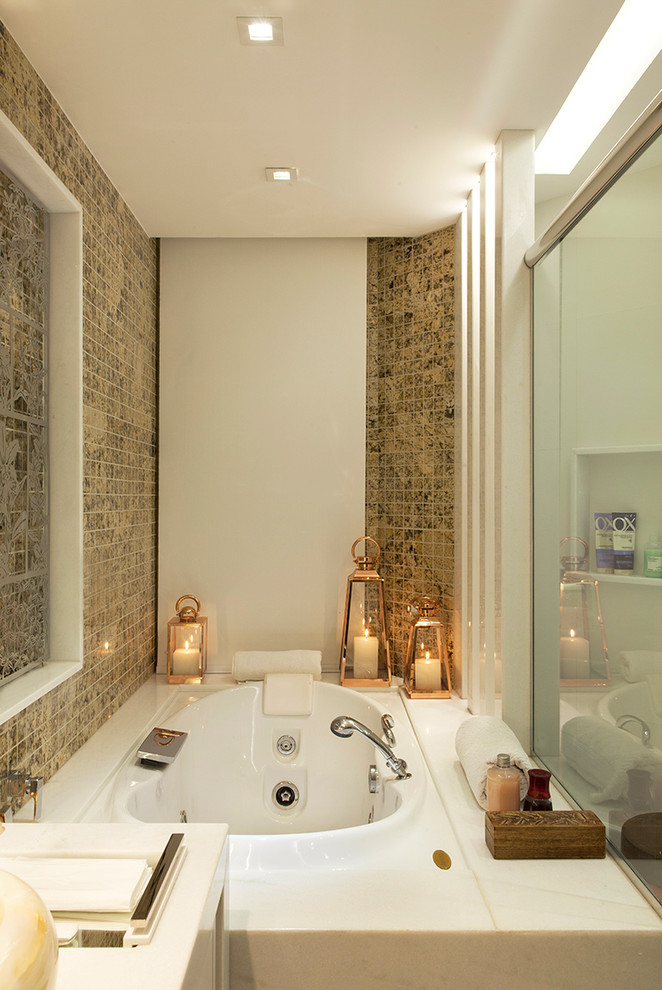 Inspiration pour une petite salle de bain design avec un bain bouillonnant, un carrelage beige et un carrelage de pierre.