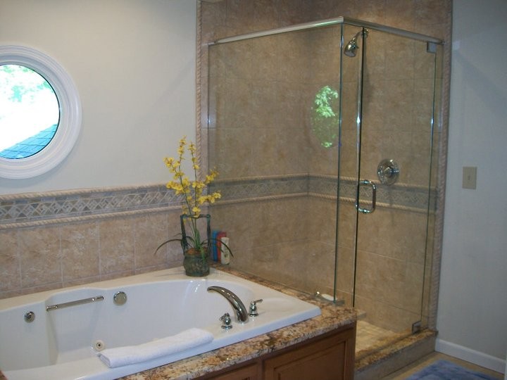 На фото: главная ванная комната среднего размера в классическом стиле с накладной ванной, угловым душем, бежевой плиткой, каменной плиткой, белыми стенами, полом из керамогранита, столешницей из гранита, бежевым полом и душем с распашными дверями