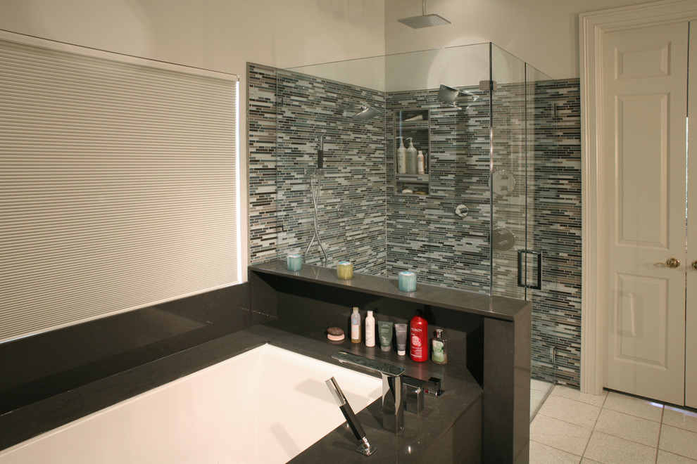 Inredning av ett modernt stort en-suite badrum, med släta luckor, vita skåp, ett undermonterat badkar, en kantlös dusch, glasskiva, ett undermonterad handfat och bänkskiva i kvarts