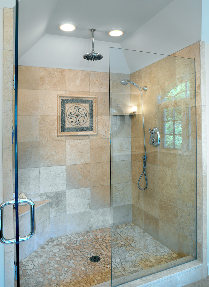 Inspiration för klassiska en-suite badrum, med ett undermonterad handfat, luckor med infälld panel, skåp i mellenmörkt trä, bänkskiva i kalksten, en dusch i en alkov, beige kakel, beige väggar och klinkergolv i porslin
