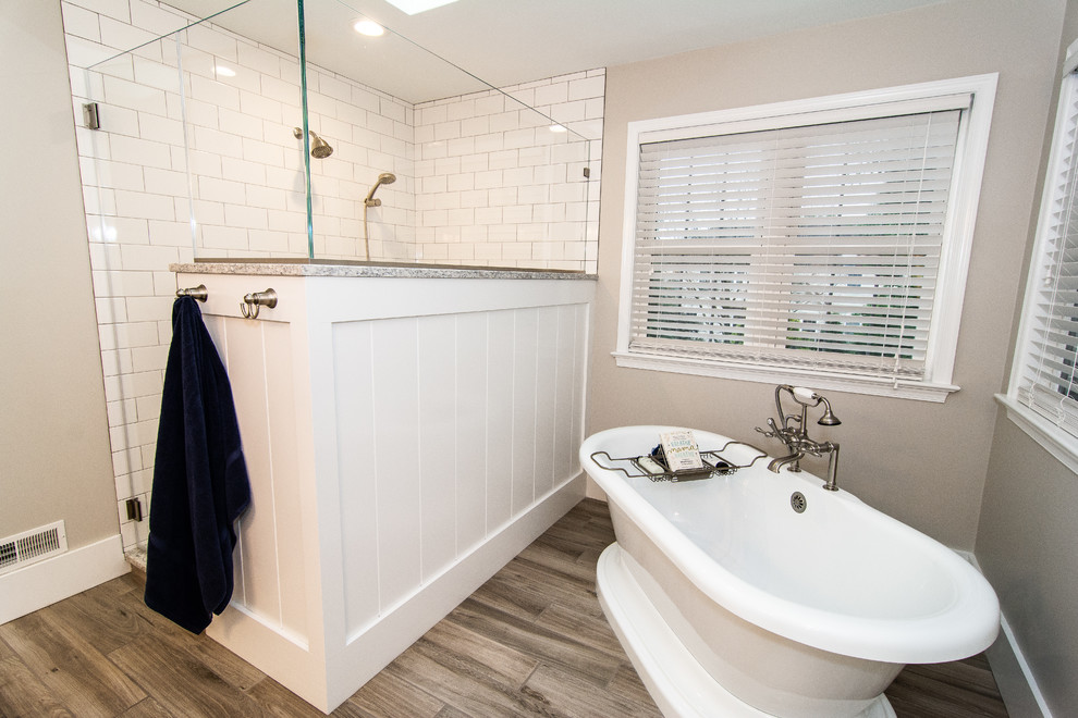 Idée de décoration pour une salle de bain principale tradition de taille moyenne avec un placard à porte shaker, des portes de placard grises, une baignoire indépendante, une douche d'angle, WC séparés, un carrelage blanc, des carreaux de céramique, un mur gris, un sol en carrelage de porcelaine, un lavabo encastré, un plan de toilette en quartz modifié, un sol gris, une cabine de douche à porte battante et un plan de toilette blanc.