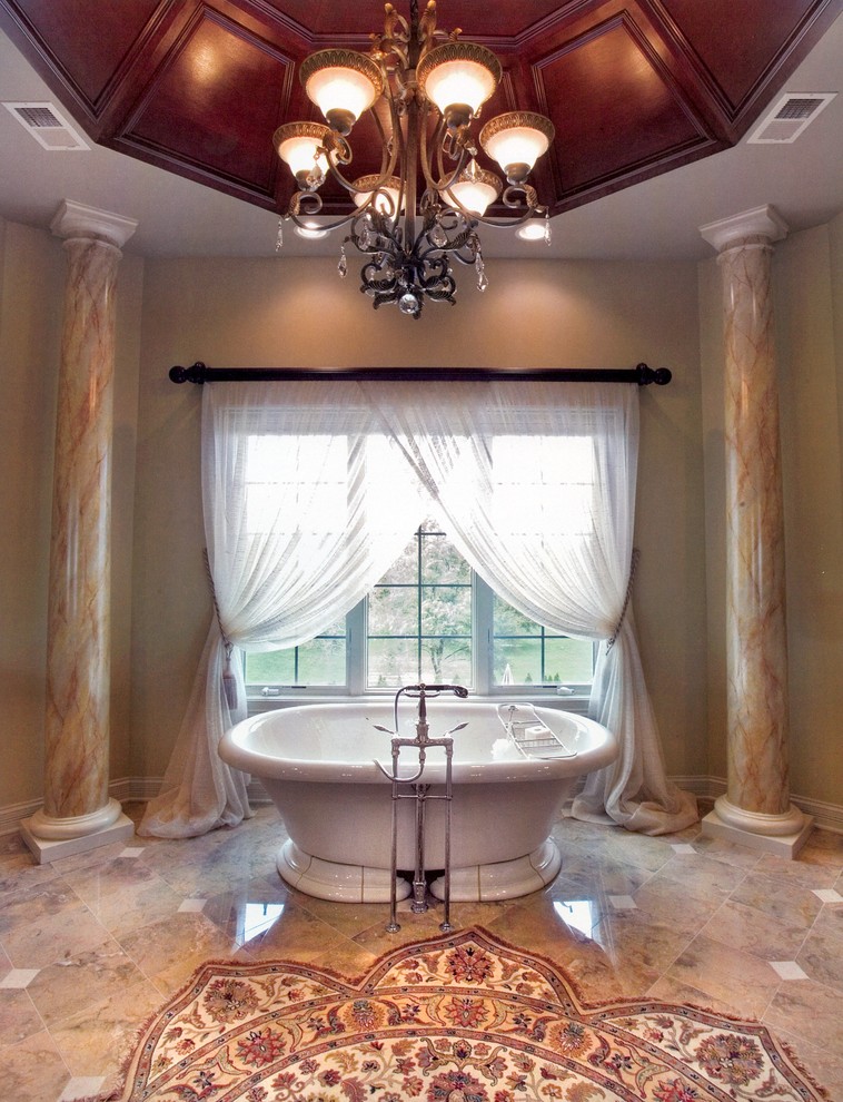 Пример оригинального дизайна: ванная комната в классическом стиле с отдельно стоящей ванной