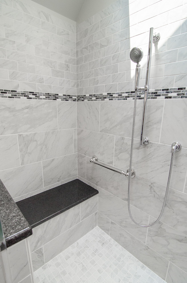 Exemple d'une salle de bain chic de taille moyenne avec un lavabo encastré, des portes de placard noires, un plan de toilette en granite, WC séparés, un carrelage blanc, un carrelage gris, des carreaux de porcelaine, un mur gris, un sol en carrelage de porcelaine et un placard avec porte à panneau encastré.