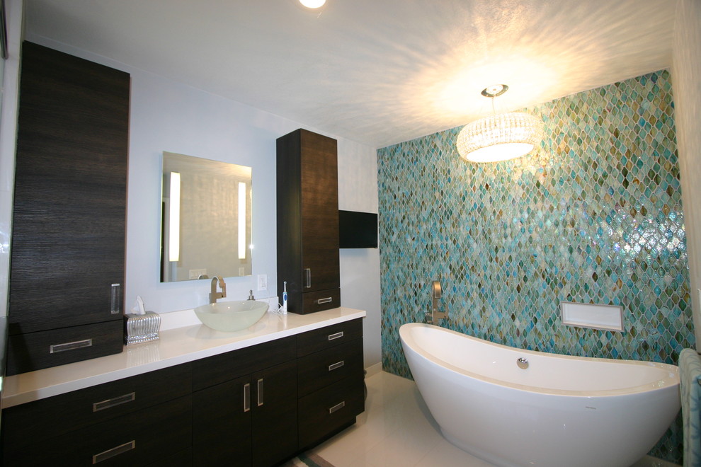 Esempio di una stanza da bagno padronale minimal di medie dimensioni con ante lisce, ante in legno bruno, vasca freestanding, doccia ad angolo, piastrelle bianche e porta doccia scorrevole