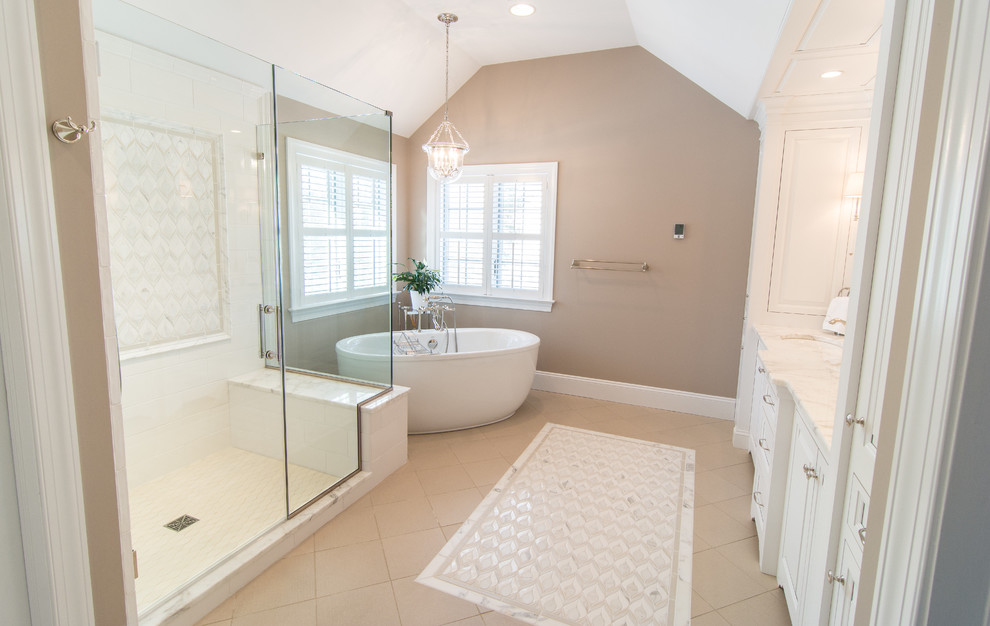 Пример оригинального дизайна: большая главная ванная комната в классическом стиле с фасадами с выступающей филенкой, белыми фасадами, отдельно стоящей ванной, угловым душем, раздельным унитазом, белой плиткой, керамогранитной плиткой, бежевыми стенами, полом из керамогранита, врезной раковиной и мраморной столешницей