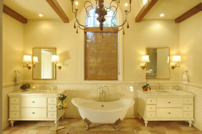 Пример оригинального дизайна: главная ванная комната среднего размера в классическом стиле с ванной на ножках, бежевой плиткой, бежевыми стенами, фасадами с утопленной филенкой, белыми фасадами, плиткой кабанчик, полом из известняка, врезной раковиной и мраморной столешницей