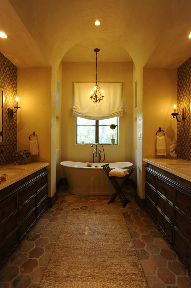 Idee per una stanza da bagno padronale mediterranea con ante in legno bruno, vasca freestanding, piastrelle multicolore e pareti beige