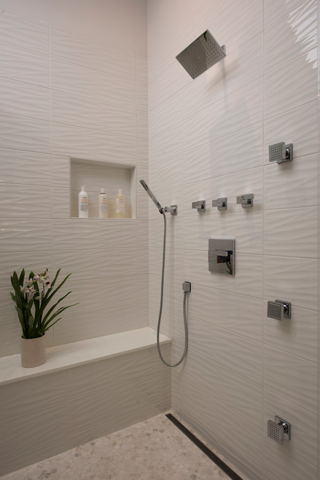 На фото: главная ванная комната среднего размера в современном стиле с плоскими фасадами, светлыми деревянными фасадами, отдельно стоящей ванной, белой плиткой, керамогранитной плиткой и стеклянной столешницей с