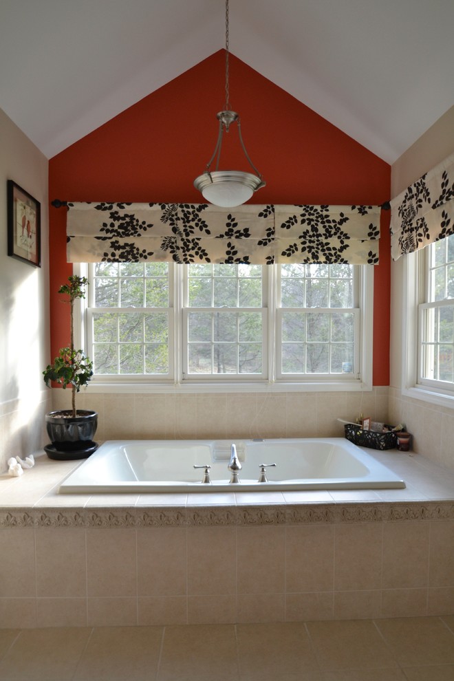 Großes Klassisches Badezimmer En Suite mit Einbaubadewanne, oranger Wandfarbe, Porzellan-Bodenfliesen und beigem Boden in Charlotte