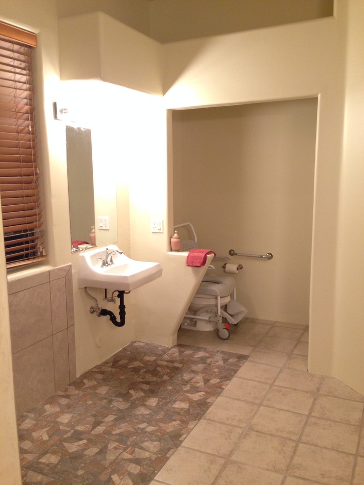 Ejemplo de cuarto de baño principal de estilo americano de tamaño medio con jacuzzi, ducha a ras de suelo, baldosas y/o azulejos beige y suelo de baldosas de terracota