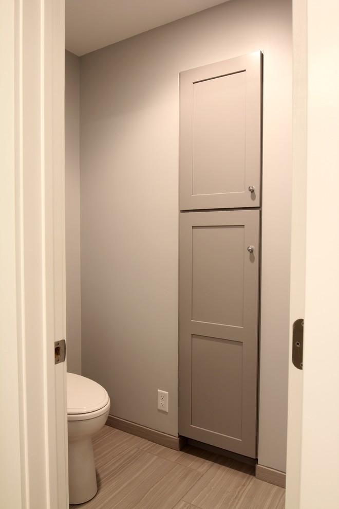 Inspiration för mellanstora moderna en-suite badrum, med keramikplattor, klinkergolv i keramik, bänkskiva i kvartsit, skåp i shakerstil, grå skåp, en dusch i en alkov, en toalettstol med separat cisternkåpa, beige kakel, grå kakel, grå väggar och ett undermonterad handfat