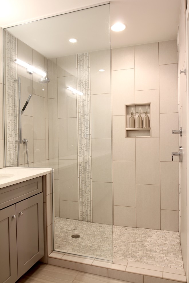 Idéer för mellanstora funkis badrum med dusch, med keramikplattor, klinkergolv i keramik, bänkskiva i kvartsit, skåp i shakerstil, grå skåp, en dusch i en alkov, en toalettstol med separat cisternkåpa, beige kakel, grå kakel, grå väggar och ett undermonterad handfat