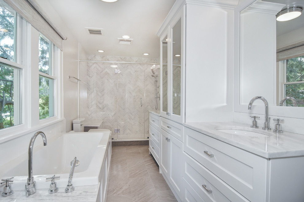 Exempel på ett mellanstort klassiskt en-suite badrum, med luckor med infälld panel, vita skåp, ett badkar i en alkov, en dubbeldusch, en toalettstol med separat cisternkåpa, grå kakel, stenkakel, vita väggar, marmorgolv, ett undermonterad handfat och marmorbänkskiva