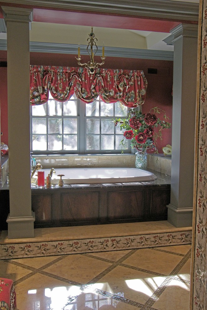 Свежая идея для дизайна: большая главная ванная комната в викторианском стиле с фасадами островного типа, темными деревянными фасадами, накладной ванной, красными стенами, мраморным полом, плиткой мозаикой, столешницей из плитки, душем в нише, раздельным унитазом и врезной раковиной - отличное фото интерьера