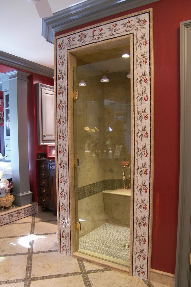 На фото: большая главная ванная комната в викторианском стиле с фасадами островного типа, темными деревянными фасадами, накладной ванной, красными стенами, мраморным полом, душем в нише, раздельным унитазом, плиткой мозаикой, врезной раковиной и столешницей из плитки
