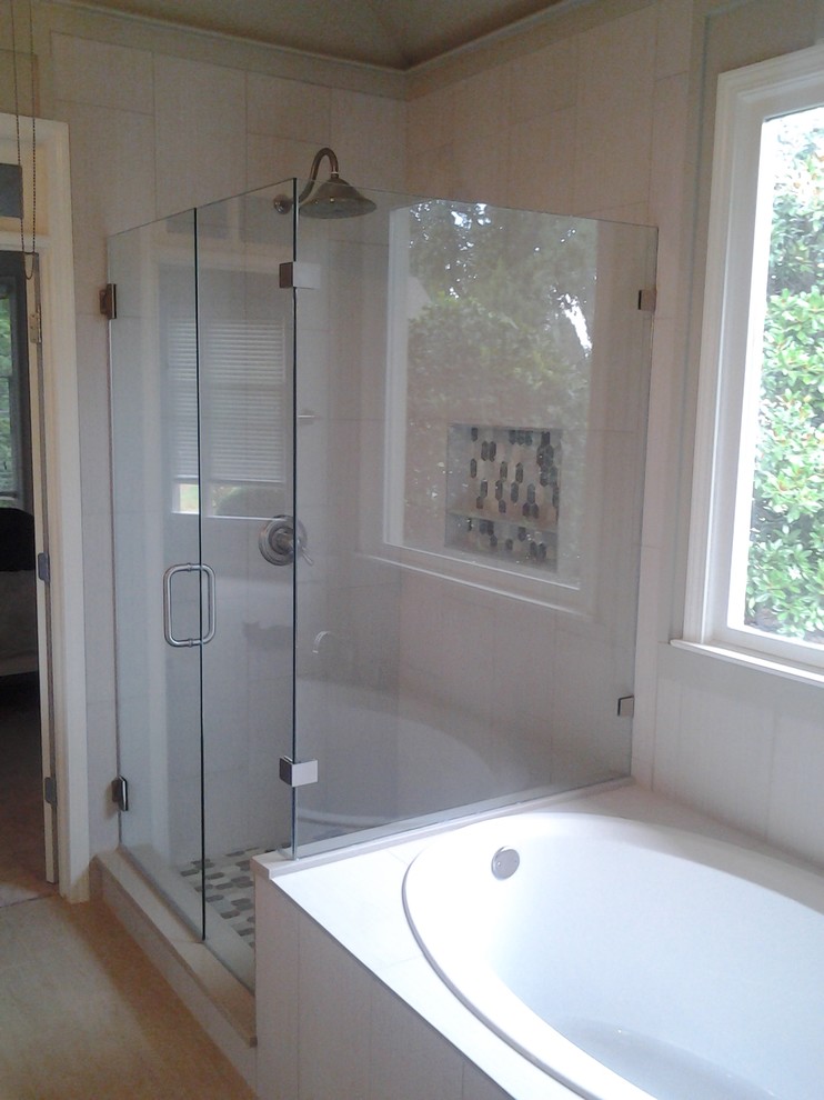 Idées déco pour une salle de bain principale moderne de taille moyenne avec une baignoire posée, une douche d'angle, un carrelage beige, un carrelage noir et blanc, un carrelage marron, mosaïque, un mur blanc et un sol en vinyl.