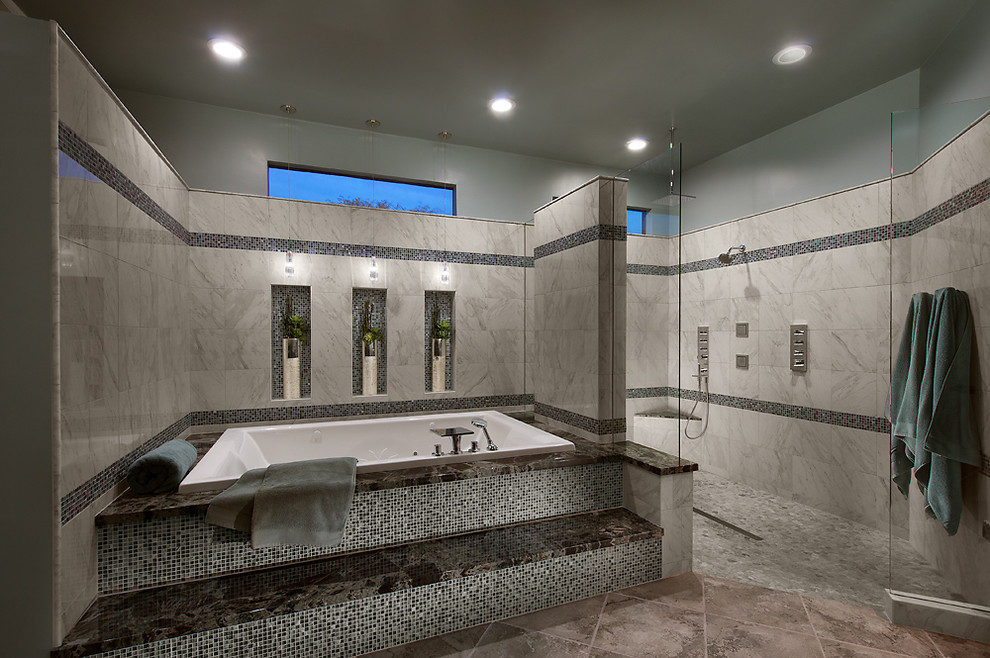 Immagine di una stanza da bagno design con vasca da incasso, doccia aperta, piastrelle grigie, piastrelle a mosaico e doccia aperta