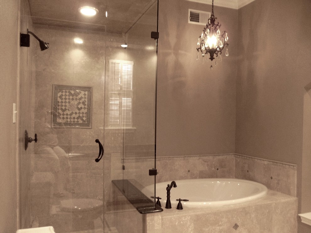 На фото: главная ванная комната среднего размера в классическом стиле с накладной ванной, угловым душем, раздельным унитазом, коричневой плиткой, керамической плиткой, коричневыми стенами и полом из травертина