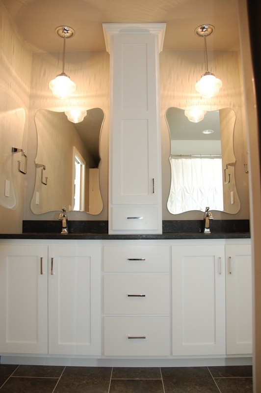 Modelo de cuarto de baño de estilo americano de tamaño medio con lavabo bajoencimera, armarios estilo shaker, puertas de armario blancas, encimera de esteatita, baldosas y/o azulejos marrones y paredes grises