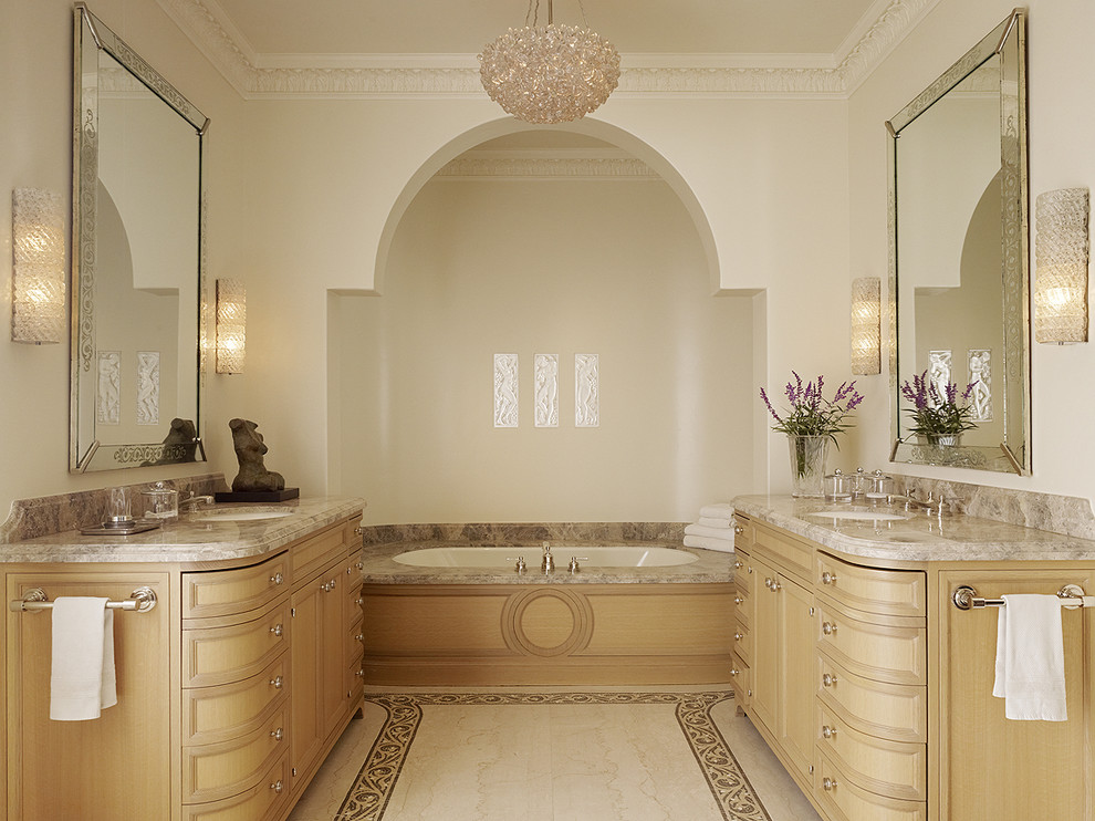 Cette image montre une salle de bain méditerranéenne avec un plan de toilette en granite.