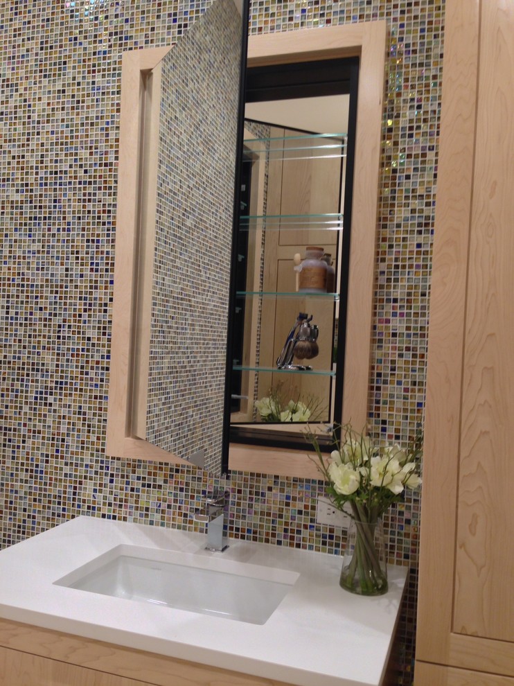 Пример оригинального дизайна: главная ванная комната среднего размера в стиле неоклассика (современная классика) с врезной раковиной, фасадами островного типа, светлыми деревянными фасадами, столешницей из искусственного кварца, отдельно стоящей ванной, душем в нише, унитазом-моноблоком, разноцветной плиткой, плиткой мозаикой, бежевыми стенами и мраморным полом