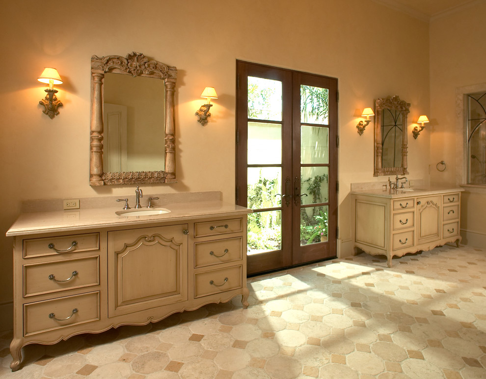 Aménagement d'une salle de bain avec un lavabo encastré, un placard en trompe-l'oeil, des portes de placard beiges et un carrelage beige.