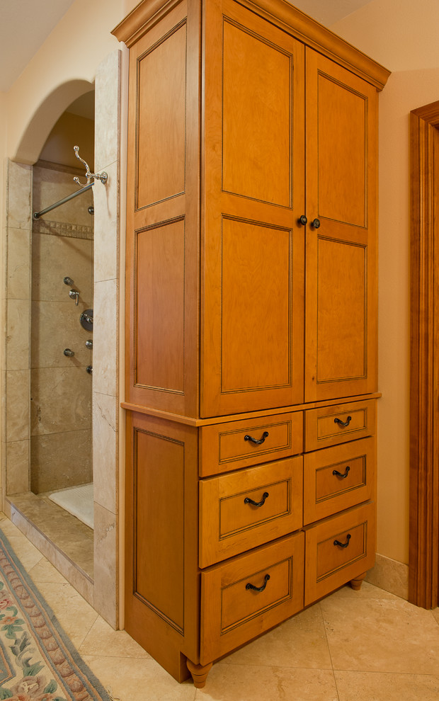 Idéer för att renovera ett mellanstort vintage en-suite badrum, med luckor med profilerade fronter, skåp i ljust trä, ett badkar i en alkov, beige väggar, beige kakel, ett undermonterad handfat och granitbänkskiva