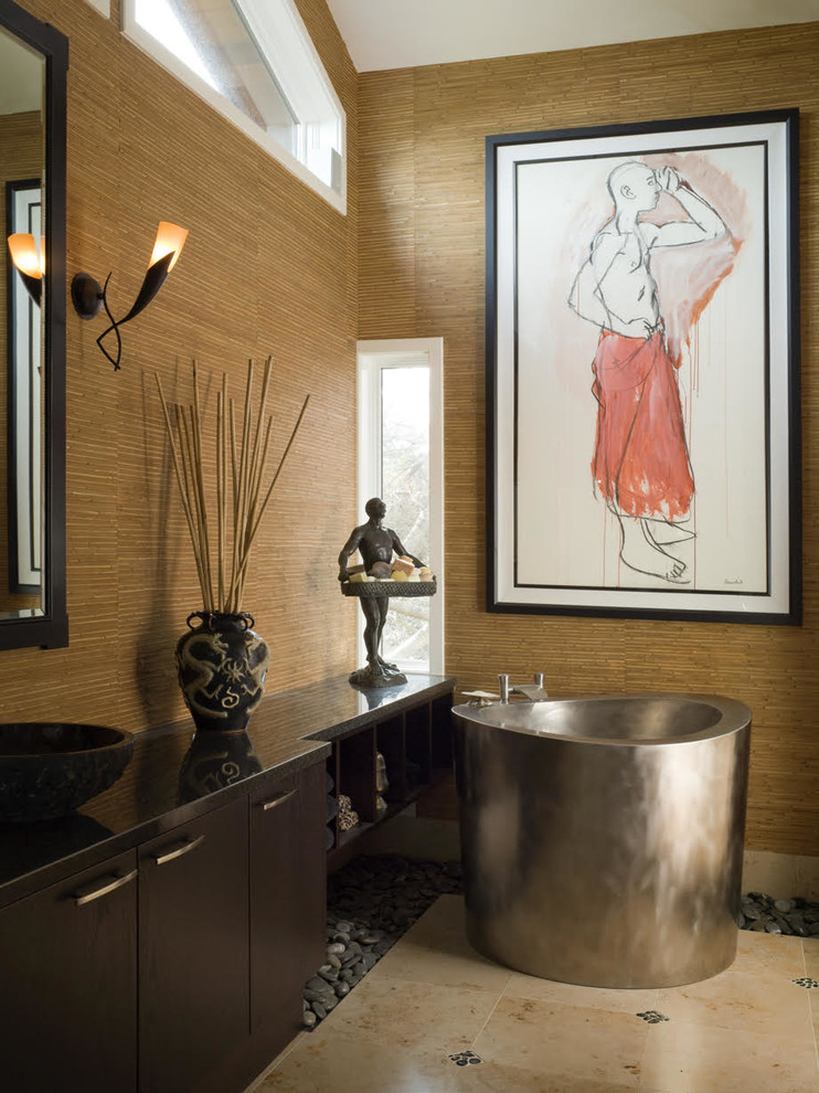 Foto på ett mellanstort orientaliskt en-suite badrum, med släta luckor, skåp i mörkt trä, ett japanskt badkar, beige väggar, klinkergolv i porslin, ett fristående handfat, granitbänkskiva och beiget golv