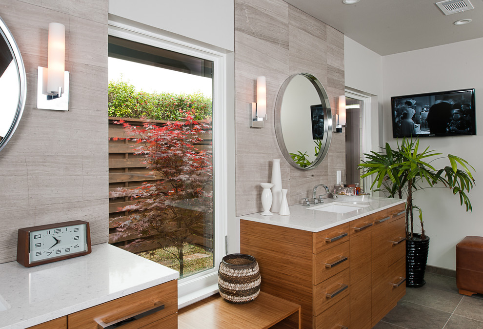 Идея дизайна: ванная комната в современном стиле с врезной раковиной, плоскими фасадами, фасадами цвета дерева среднего тона и серой плиткой