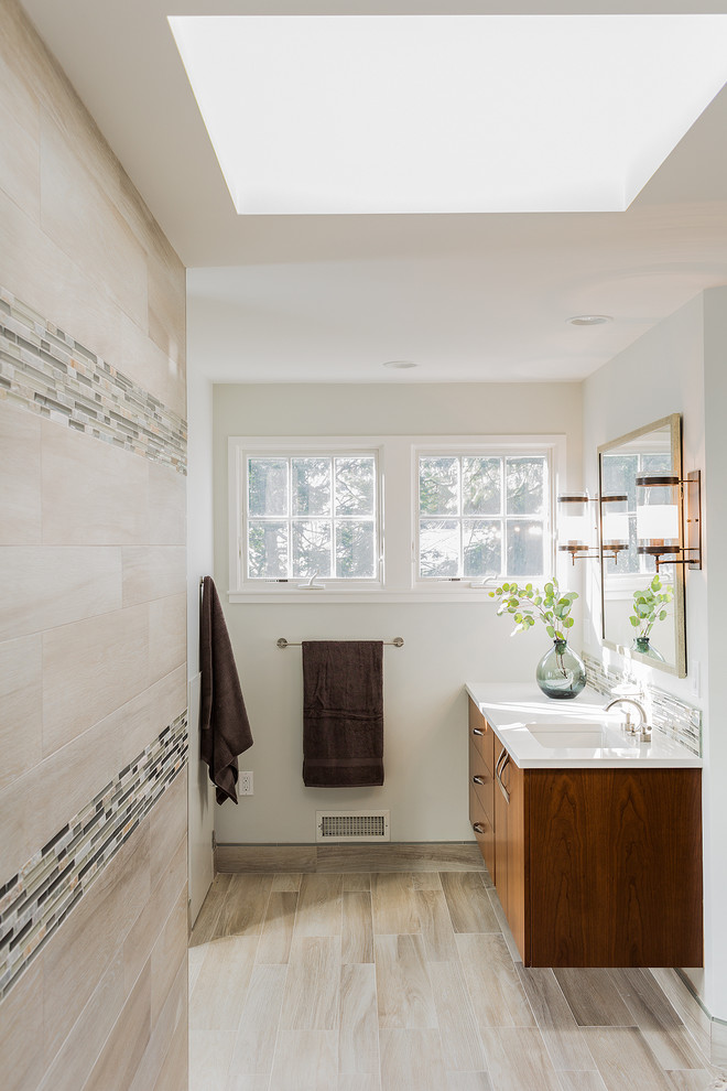 Modernes Badezimmer mit Unterbauwaschbecken, flächenbündigen Schrankfronten, dunklen Holzschränken, beigen Fliesen und weißer Wandfarbe in Boston