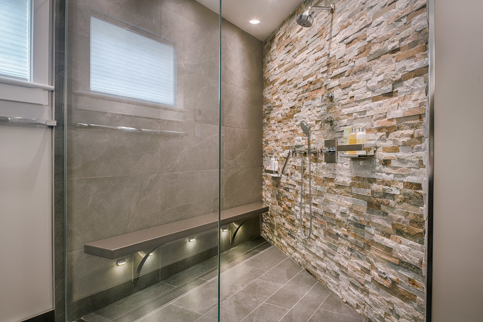 Пример оригинального дизайна: ванная комната с открытым душем, полом из керамогранита и открытым душем