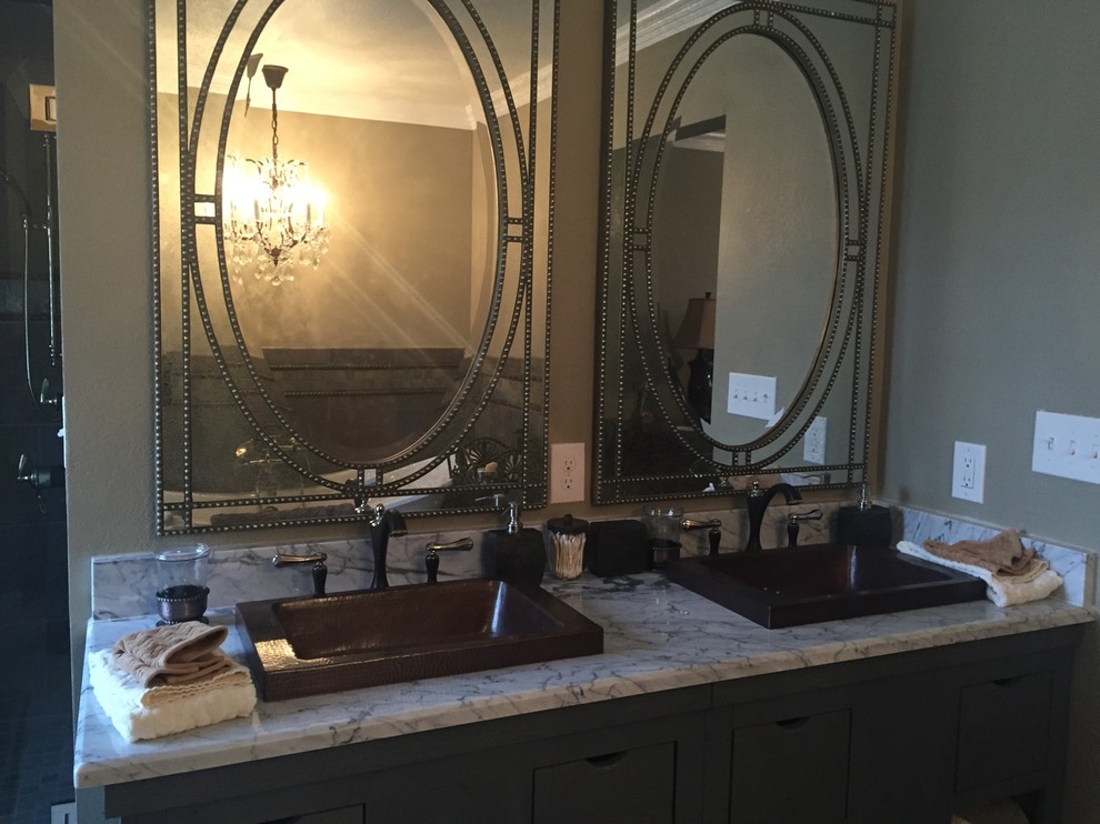Inredning av ett rustikt stort en-suite badrum, med ett fristående badkar, bruna väggar, möbel-liknande, marmorgolv, ett nedsänkt handfat, marmorbänkskiva, vitt golv och skåp i mörkt trä