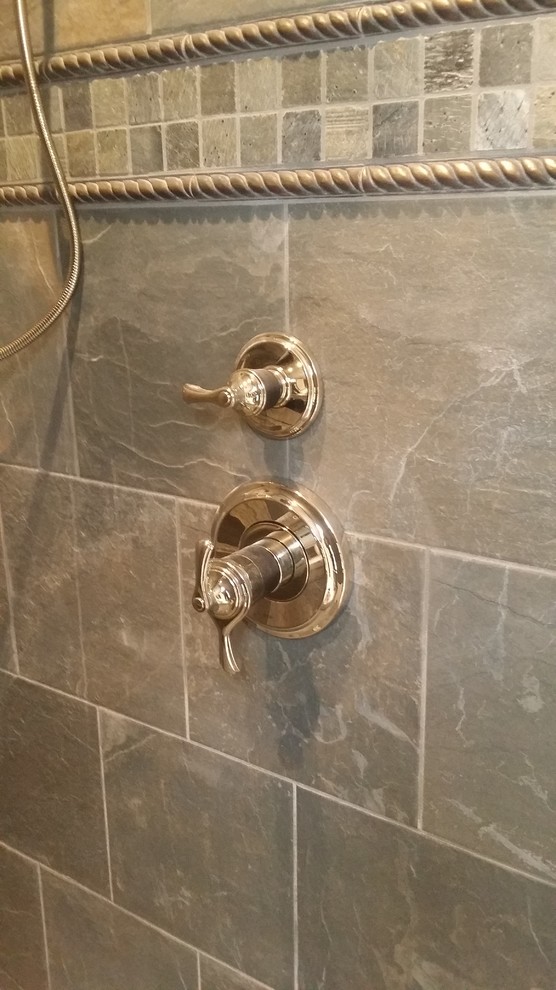 Inspiration för ett stort rustikt badrum med dusch, med bruna skåp, ett fristående badkar, en hörndusch, bruna väggar, marmorgolv, granitbänkskiva, vitt golv, grå kakel och keramikplattor