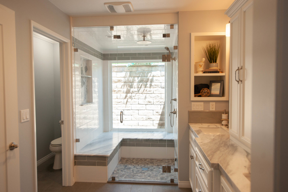 Inspiration pour une salle de bain principale traditionnelle de taille moyenne avec une douche à l'italienne, un plan de toilette en quartz modifié et une cabine de douche à porte battante.