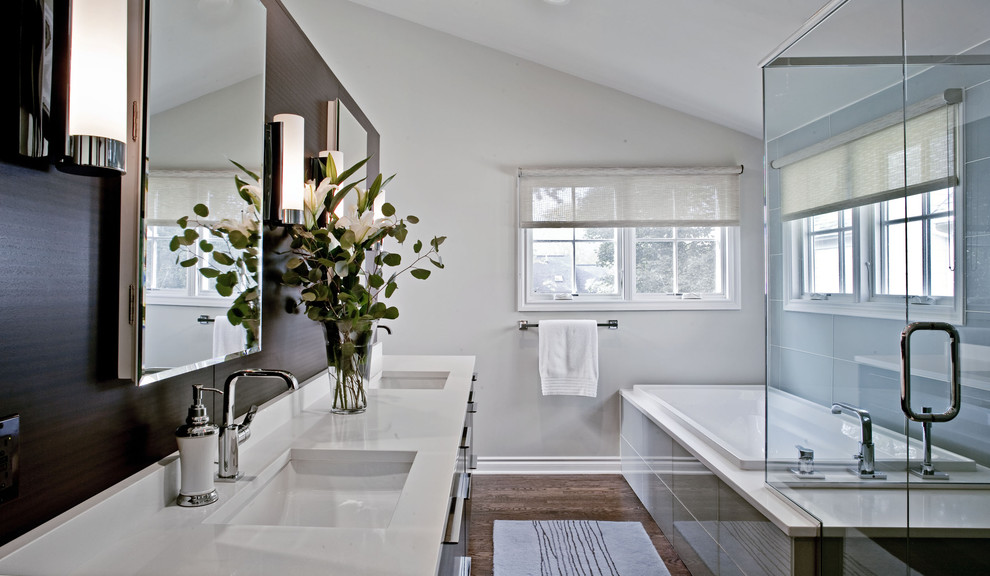 Idée de décoration pour une douche en alcôve design avec un lavabo encastré, une baignoire posée et un carrelage gris.