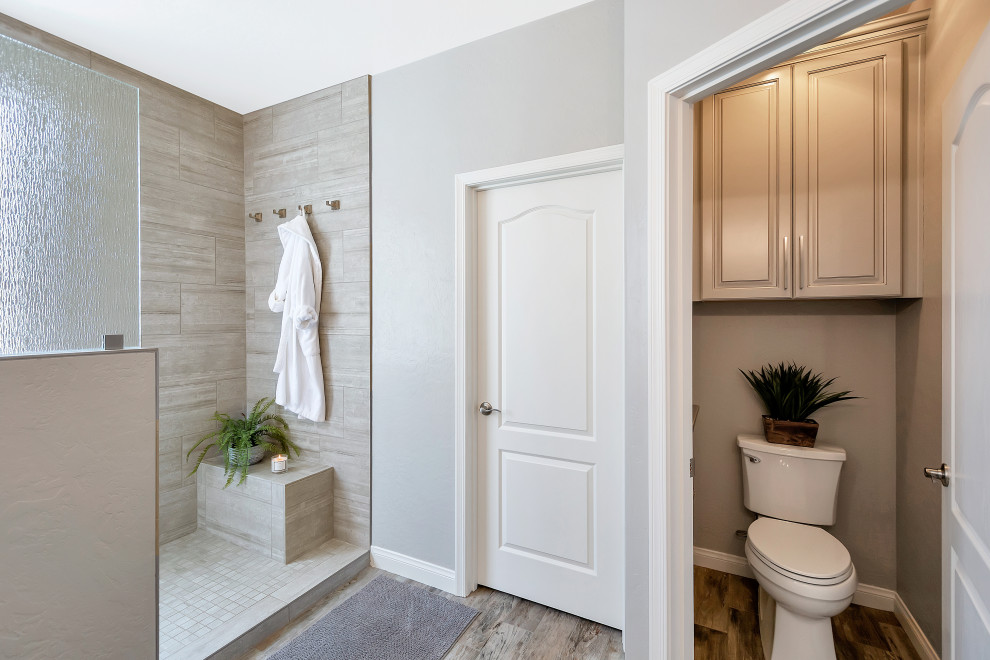 Пример оригинального дизайна: главная ванная комната среднего размера в стиле неоклассика (современная классика) с фасадами с выступающей филенкой, серыми фасадами, открытым душем, серой плиткой, керамогранитной плиткой, серыми стенами, полом из керамогранита, врезной раковиной, столешницей из гранита, серым полом, открытым душем, серой столешницей, сиденьем для душа, тумбой под две раковины и встроенной тумбой