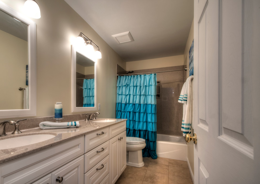Foto di una stanza da bagno minimalista con ante bianche, top in onice, vasca/doccia, WC monopezzo e piastrelle beige