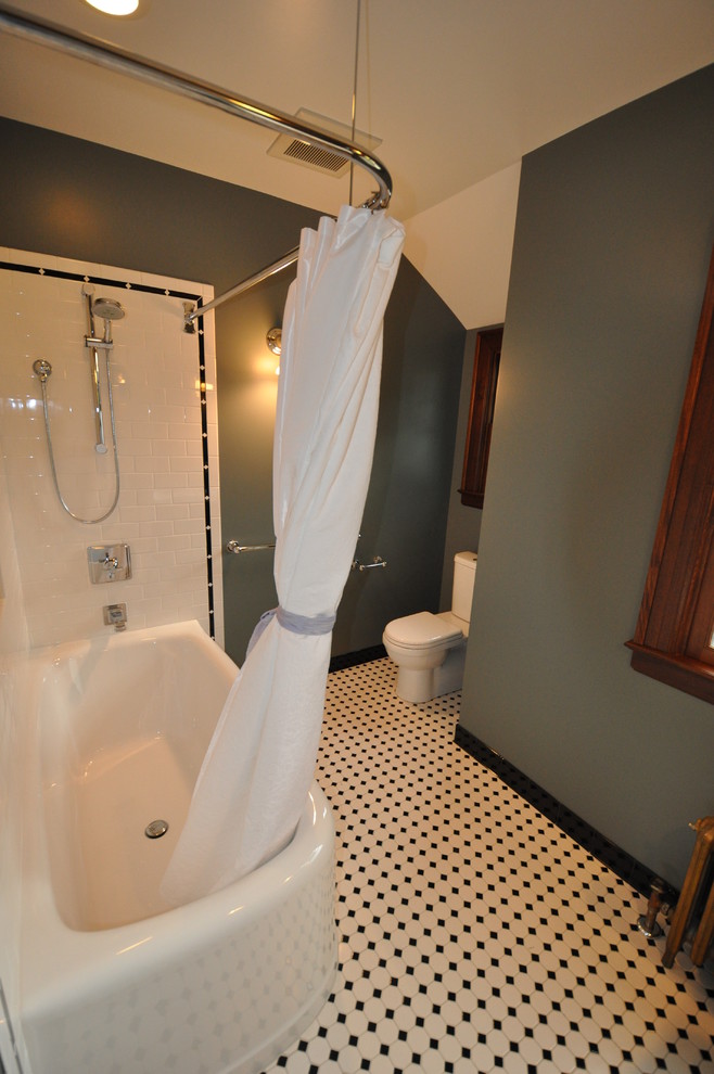 Esempio di una stanza da bagno tradizionale con piastrelle diamantate e pavimento multicolore