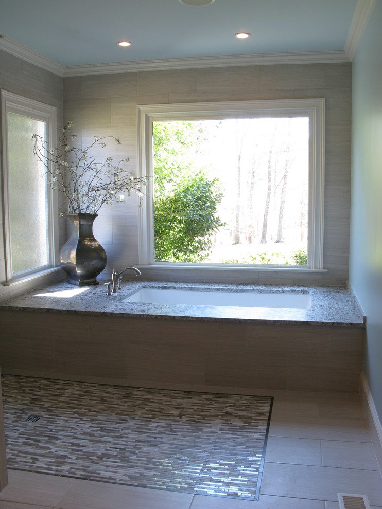Idéer för ett stort klassiskt en-suite badrum, med släta luckor, vita skåp, marmorbänkskiva, ett undermonterat badkar, en kantlös dusch, brun kakel, stenkakel, blå väggar och klinkergolv i keramik