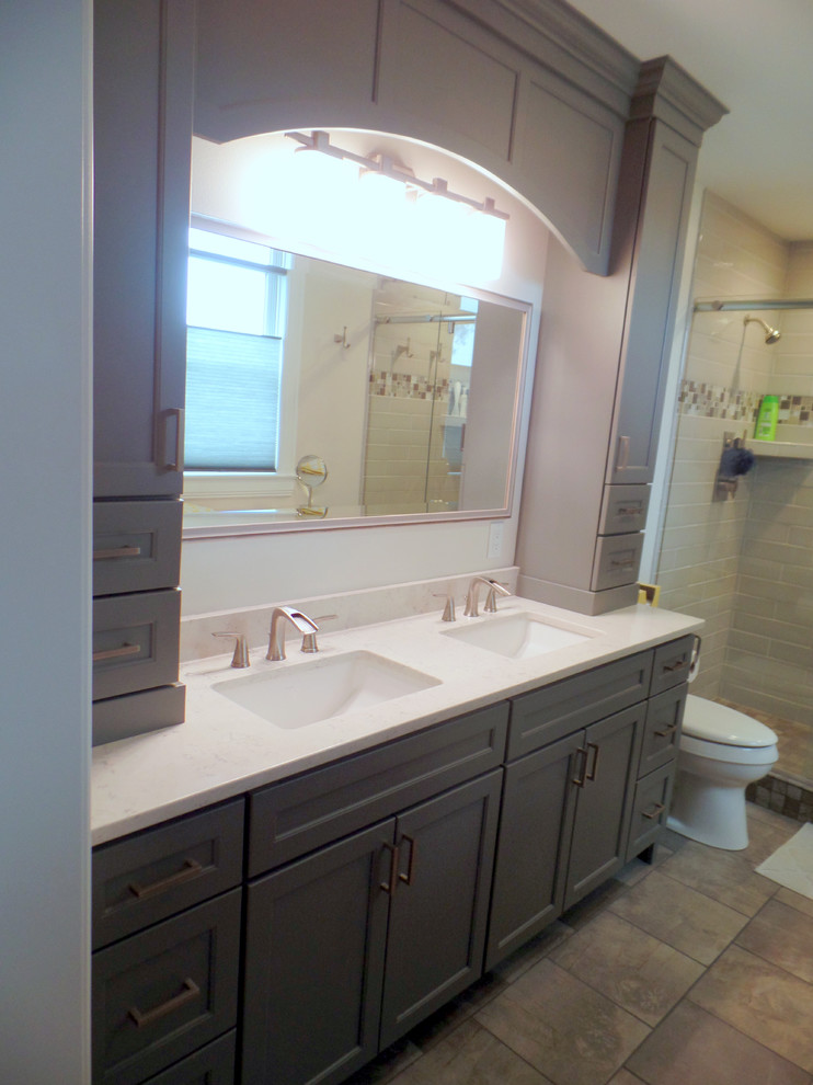 Exempel på ett mellanstort klassiskt en-suite badrum, med ett undermonterad handfat, släta luckor, grå skåp, bänkskiva i kvarts, en toalettstol med separat cisternkåpa och klinkergolv i porslin