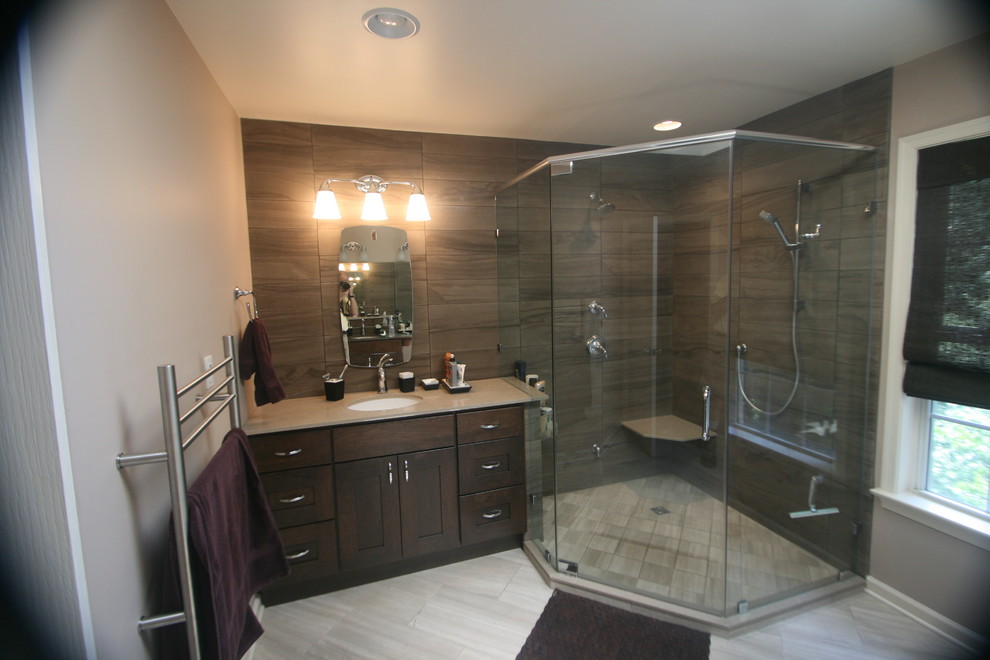 Inredning av ett modernt stort badrum med dusch, med en hörndusch, skåp i shakerstil, skåp i mörkt trä, beige väggar, plywoodgolv och ett undermonterad handfat