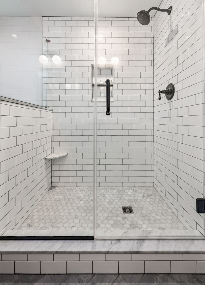 Bild på ett stort lantligt grå grått en-suite badrum, med släta luckor, skåp i slitet trä, en dusch i en alkov, en toalettstol med separat cisternkåpa, vit kakel, keramikplattor, vita väggar, klinkergolv i keramik, ett nedsänkt handfat, marmorbänkskiva, grått golv och dusch med gångjärnsdörr