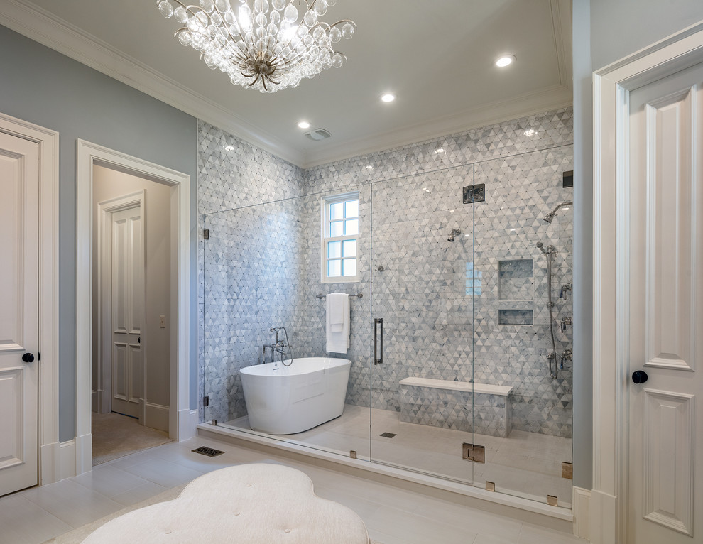 Свежая идея для дизайна: большая главная, серо-белая ванная комната в классическом стиле с отдельно стоящей ванной, серой плиткой, плиткой мозаикой, серыми стенами, полом из керамогранита, бежевым полом, душем с распашными дверями, душевой комнатой, столешницей из кварцита и сиденьем для душа - отличное фото интерьера