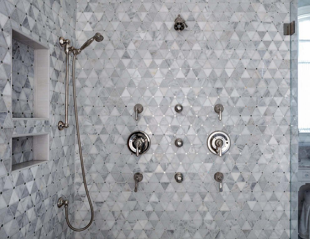 Пример оригинального дизайна: большая главная, серо-белая ванная комната в стиле неоклассика (современная классика) с бежевыми фасадами, отдельно стоящей ванной, душем над ванной, серой плиткой, плиткой мозаикой, серыми стенами, полом из керамогранита, врезной раковиной, столешницей из кварцита, бежевым полом, душем с распашными дверями, разноцветной столешницей, фасадами с декоративным кантом и сиденьем для душа
