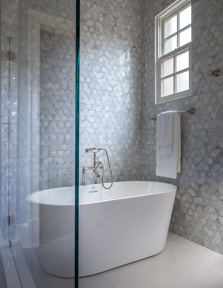 Idéer för ett stort klassiskt flerfärgad en-suite badrum, med beige skåp, ett fristående badkar, en dusch/badkar-kombination, grå kakel, mosaik, grå väggar, klinkergolv i porslin, ett undermonterad handfat, bänkskiva i kvartsit, beiget golv och dusch med gångjärnsdörr