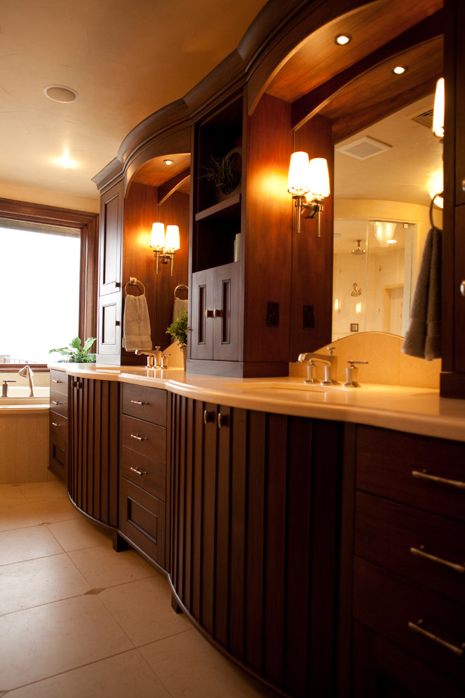 Aménagement d'une salle de bain contemporaine avec un lavabo encastré.