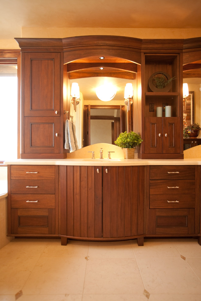 Foto de cuarto de baño clásico con puertas de armario de madera en tonos medios